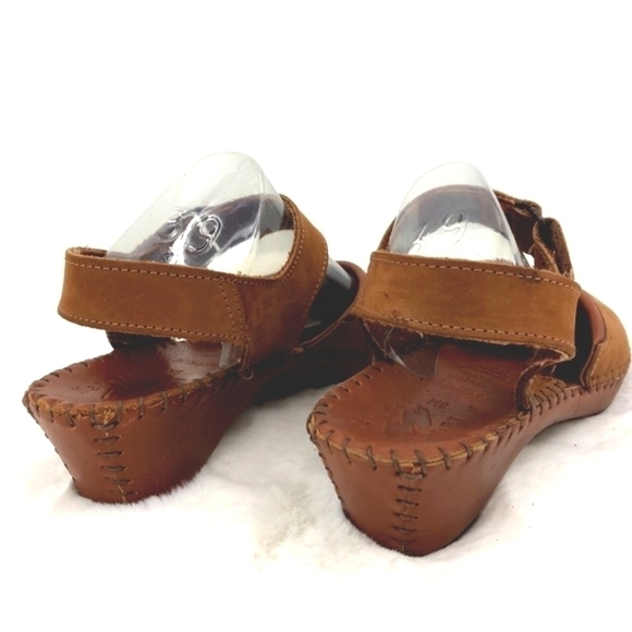 Natural Soul Women’s 8M Brown Leather Sandals with Hook Closure Cute Stitching - Picture 5 of 8